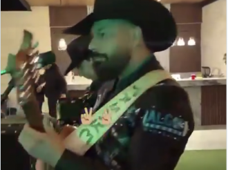 Le Manoseaba Su Guitarra 